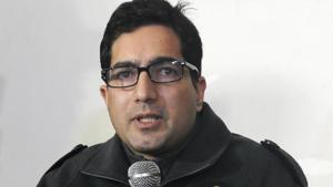 IAS officer Shah Faesal addresses a press conference after announcing his resignation in Srinagar on Friday.(PTI) IAS officer Shah Faesal addresses a press conference after announcing his resignation in Srinagar on Friday.(PTI)