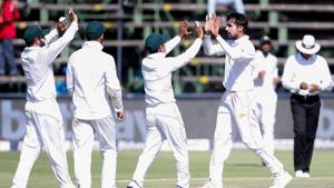Pakistan's bowler Mohammad Amir (2nd R) celebrates the dismissal of South Africa's batsman Zubayr Hamza (unseen) during the first day of the third Cricket Test match between South Africa and Pakistan at Wanderers cricket stadium in Johannesburg on January 11, 2019(AFP)