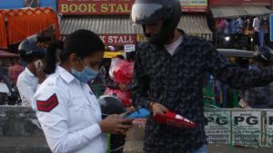 Traffic police deployed at major intersections will, meanwhile, keep a check on violators and carry cashless machines where the violator can pay his/her fine on the spot.(Yogendra Kumar/HT PHOTO) Traffic police deployed at major intersections will, meanwhile, keep a check on violators and carry cashless machines where the violator can pay his/her fine on the spot.(Yogendra Kumar/HT PHOTO)
