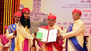 Nitin Karmalkar, vice-chancellor, Savitribai Phule Pune University (right) presented a certificate to a students (left) at the 114th convocation programme on Friday.(HT PHOTO) Nitin Karmalkar, vice-chancellor, Savitribai Phule Pune University (right) presented a certificate to a students (left) at the 114th convocation programme on Friday.(HT PHOTO)