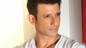 Sharman Joshi has worked with Rajkumar Hirani in 3 Idiots. Sharman Joshi has worked with Rajkumar Hirani in 3 Idiots.