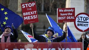 Anti-Brexit protesters hold signs outside the Houses of Parliament in London, Britain (File Photo)(REUTERS) Anti-Brexit protesters hold signs outside the Houses of Parliament in London, Britain (File Photo)(REUTERS)