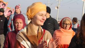 Foreign tourists take part in Kumbh festivities in Uttar Pradesh’s Prayagraj.(UP govt handout) Foreign tourists take part in Kumbh festivities in Uttar Pradesh’s Prayagraj.(UP govt handout)