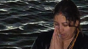 Union minister Smriti Irani takes a dip in Ganga river at the Sangam in Prayagraj in Uttar Pradesh on Tuesday.(Twitter/Smriti Irani) Union minister Smriti Irani takes a dip in Ganga river at the Sangam in Prayagraj in Uttar Pradesh on Tuesday.(Twitter/Smriti Irani)