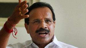 The BJP would stake claim to power in Karnataka if the Congress-JDS coalition government falls, Union minister D V Sadananda Gowda said in Bengaluru on Tuesday.(PTI Photo) The BJP would stake claim to power in Karnataka if the Congress-JDS coalition government falls, Union minister D V Sadananda Gowda said in Bengaluru on Tuesday.(PTI Photo)