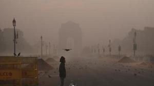 The mercury slipped to 4.5 degrees Celsius in the early hours of Wednesday, bringing back the winter chill to the national capital.(AP) The mercury slipped to 4.5 degrees Celsius in the early hours of Wednesday, bringing back the winter chill to the national capital.(AP)