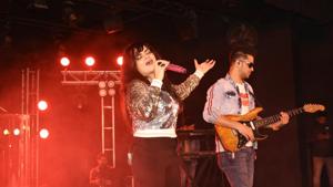 Singer Aditi Singh Sharma rocked teh stage at Janki Devi Memorial College’s Star Night(Manoj Verma/HT)