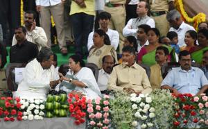 West Bengal chief minister Mamata Banerjee said BJP will not get more than 125 seats in the Lok Sabha elections.(Arijit Sen/HT File Photo) West Bengal chief minister Mamata Banerjee said BJP will not get more than 125 seats in the Lok Sabha elections.(Arijit Sen/HT File Photo)
