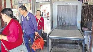 Passengers flying out from the Delhi airport may soon have to shell out up to Rs 50 as airlines are expected to pass on the X-ray baggage charges.(HT File / Representative Image) Passengers flying out from the Delhi airport may soon have to shell out up to Rs 50 as airlines are expected to pass on the X-ray baggage charges.(HT File / Representative Image)