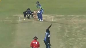 David Warner batting right-handed in BPL(BPL/Twitter Screenshot) David Warner batting right-handed in BPL(BPL/Twitter Screenshot)