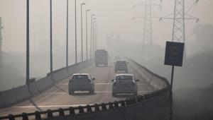 Commuters drive amidst heavy smog along a road in New Delhi on January 17, 2019.(AFP) Commuters drive amidst heavy smog along a road in New Delhi on January 17, 2019.(AFP)