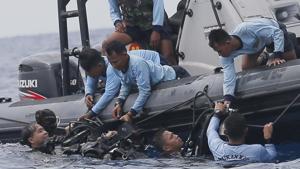 Indonesian navy frogmen emerge from the water during a search operation for the victims of the crashed Lion Air plane in the waters of Tanjung Karawang, Indonesia.(AP File Photo)