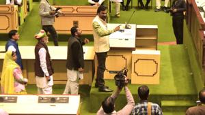 RLP MLA Hanuman Beniwal disrupted the proceedings in Rajasthan Assembly when he climbed on a platform during the governor’s address on Thursday, January 17, 2019.(HT Photo) RLP MLA Hanuman Beniwal disrupted the proceedings in Rajasthan Assembly when he climbed on a platform during the governor’s address on Thursday, January 17, 2019.(HT Photo)