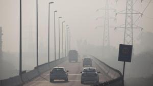 Indian commuters drive amidst heavy smog along a road in New Delhi on January 17, 2019.(AFP) Indian commuters drive amidst heavy smog along a road in New Delhi on January 17, 2019.(AFP)