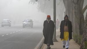 An approaching western disturbance is likely to kill the early morning chill in Delhi.(PTI) An approaching western disturbance is likely to kill the early morning chill in Delhi.(PTI)