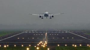 Friday’s chaos at the Delhi airport, when hundreds of flights were held up due to dense fog, was due to airlines failing to decide the sequence in which the flights should depart after visibility improved, air traffic officials said.(Vijayanand Gupta/ HT Photo) Friday’s chaos at the Delhi airport, when hundreds of flights were held up due to dense fog, was due to airlines failing to decide the sequence in which the flights should depart after visibility improved, air traffic officials said.(Vijayanand Gupta/ HT Photo)