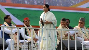 West Bengal Chief Minister Mamata Banerjee with Opposition leaders at TMC led 'United India' rally in Kolkata on Saturday.(ANI photo) West Bengal Chief Minister Mamata Banerjee with Opposition leaders at TMC led 'United India' rally in Kolkata on Saturday.(ANI photo)