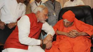 File Photo of Narendra Modi (L) with Karnataka seer Shivakumara Swami (R). Shivakumara Swami of Siddaganga Mutt at Tumakuru, who had been in a critical condition for the last 15 days, has died.(Twitter/ @narendramodi)