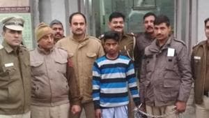 Delhi Police personnel with the accused who was arrested within hours of the murder though he had managed to flee after committing the crime.(HT Photo) Delhi Police personnel with the accused who was arrested within hours of the murder though he had managed to flee after committing the crime.(HT Photo)