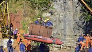 Officials in Meghalaya will make a fresh attempt on Tuesday to pull out the decomposing body of one of the miners trapped in an illegal coal mine in the state’s East Jaintia Hills district since December last year after the Indian Navy suspended its operations to retrieve it.(REUTERS)