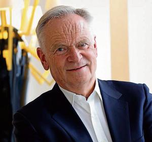 Celebrated author Jeffery Archer, author of books such as Dark Angel and Heads You Win, will be attending a literary event in India for the first time. Celebrated author Jeffery Archer, author of books such as Dark Angel and Heads You Win, will be attending a literary event in India for the first time.