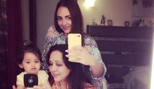 Hema Malini with daughter Esha Deol and Radhya.
