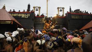 Devotees climb over the holy 18 golden steps to worship Ayyappa in Sabarimala, Kerala, November 16, 2018(HT File) Devotees climb over the holy 18 golden steps to worship Ayyappa in Sabarimala, Kerala, November 16, 2018(HT File)