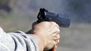 A 32-year-old drunk man accidentally shot himself to death while showing his pistol to a friend in South Delhi’s Sangam Vihar, police said Tuesday.(REUTERS) A 32-year-old drunk man accidentally shot himself to death while showing his pistol to a friend in South Delhi’s Sangam Vihar, police said Tuesday.(REUTERS)