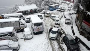 Vehicles stuck on snow covered Sanjauli-Lakkar Bazaar road during heavy snowfall near Auckland tunnel, in Shimla, Himachal Pradesh.(Deepak Sansta / HT Photo) Vehicles stuck on snow covered Sanjauli-Lakkar Bazaar road during heavy snowfall near Auckland tunnel, in Shimla, Himachal Pradesh.(Deepak Sansta / HT Photo)