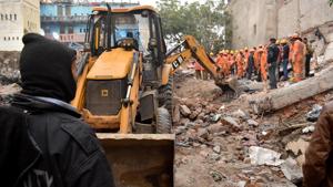 Joginder Singh (in black) waited at the spot from 5.30am until his son’s body was found. He was away on night shift when the four-storey building in Ullahawas village, in which he lived with his son, collapsed.(HT Photo) Joginder Singh (in black) waited at the spot from 5.30am until his son’s body was found. He was away on night shift when the four-storey building in Ullahawas village, in which he lived with his son, collapsed.(HT Photo)