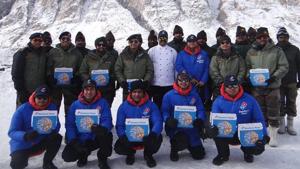 Soldiers posted on Jammu and Kashmir’s Siachen Glacier were treated to piping hot pizzas by a pizza delivery outlet.(Twitter/Dominos) Soldiers posted on Jammu and Kashmir’s Siachen Glacier were treated to piping hot pizzas by a pizza delivery outlet.(Twitter/Dominos)