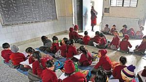 Thousands of students studying in the 765 schools under the jurisdiction of the north civic body are forced to sit on the mats because of the lack of benches in their classrooms.(Sanchit Khanna/HT Photo) Thousands of students studying in the 765 schools under the jurisdiction of the north civic body are forced to sit on the mats because of the lack of benches in their classrooms.(Sanchit Khanna/HT Photo)