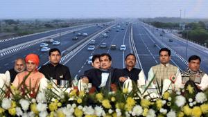 Speaking at an event to lay the foundation stone for the Rs 2,820 crore corridor between Akshardham and Eastern Peripherial Expressway, Nitin Gadkari said work on Dwarka Expressway and Kalindi Kunj-Sohna via Faridabad will start soon.(Sonu Mehta/HT Photo) Speaking at an event to lay the foundation stone for the Rs 2,820 crore corridor between Akshardham and Eastern Peripherial Expressway, Nitin Gadkari said work on Dwarka Expressway and Kalindi Kunj-Sohna via Faridabad will start soon.(Sonu Mehta/HT Photo)