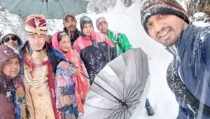 Groom along with his family treks to Makku Math in Rudraprayag district for his wedding ceremony after roads were blocked due to heavy snow.(HT Photo) Groom along with his family treks to Makku Math in Rudraprayag district for his wedding ceremony after roads were blocked due to heavy snow.(HT Photo)