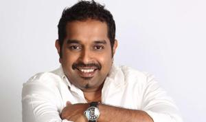 CBFC Chief Prasson Joshi informed Shankar Mahadevan about being awarded the Padma Shri.(Photo: Facebook) CBFC Chief Prasson Joshi informed Shankar Mahadevan about being awarded the Padma Shri.(Photo: Facebook)