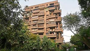 Mount Kailash apartments in East of Kailash in Delhi where the elderly couple was found dead on Saturday in their 9th floor flat. The couple’s masseuse and her teenage son have been arrested in the case.(Biplov Bhuyan / HT Photo) Mount Kailash apartments in East of Kailash in Delhi where the elderly couple was found dead on Saturday in their 9th floor flat. The couple’s masseuse and her teenage son have been arrested in the case.(Biplov Bhuyan / HT Photo)