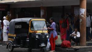 The victim boarded a shared auto from Kashmere Gate and was pushed out of it after being robbed by the auto driver and four others in the vehicle.(HT File / Photo used for representational purpose) The victim boarded a shared auto from Kashmere Gate and was pushed out of it after being robbed by the auto driver and four others in the vehicle.(HT File / Photo used for representational purpose)