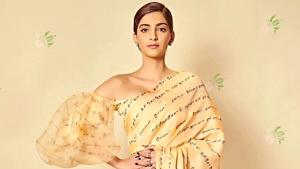 Sonam Kapoor’s special Ek Ladki Ko Dekha Toh Aisa Laga saree featured a Tamil-print pattern all over the fabric. (Instagram) Sonam Kapoor’s special Ek Ladki Ko Dekha Toh Aisa Laga saree featured a Tamil-print pattern all over the fabric. (Instagram)