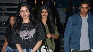 Khushi Kapoor with friends in Mumbai.(Viral Bhayani) Khushi Kapoor with friends in Mumbai.(Viral Bhayani)