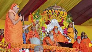 Swami Avimukhteshwaranand reading out the ‘Param Dharmadesh’ before the Shankaracharya on the concluding day of the ‘Param Dharam Sansad’ on Wednesday.(HT) Swami Avimukhteshwaranand reading out the ‘Param Dharmadesh’ before the Shankaracharya on the concluding day of the ‘Param Dharam Sansad’ on Wednesday.(HT)