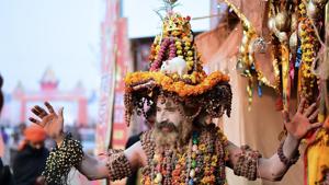 A Sadhu displaying his pet white rat perched atop his decorated headgear during the Kumbh Mela in Prayagraj.(Sheeraz Rizvi/HT Photo) A Sadhu displaying his pet white rat perched atop his decorated headgear during the Kumbh Mela in Prayagraj.(Sheeraz Rizvi/HT Photo)