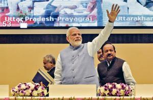 PM Narendra Modi at Vigyan Bhawan in New Delhi on November 22, 2018, with ministers Harsh Vardhan and Dharmendra Pradhan after laying the foundation stone for City Gas Distribution (CGD) projects in 129 districts.(Sonu Mehta/HT PHOTO) PM Narendra Modi at Vigyan Bhawan in New Delhi on November 22, 2018, with ministers Harsh Vardhan and Dharmendra Pradhan after laying the foundation stone for City Gas Distribution (CGD) projects in 129 districts.(Sonu Mehta/HT PHOTO)