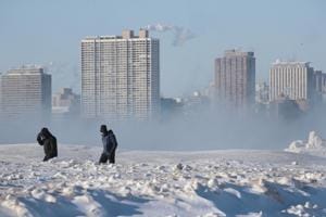 People walk along North Avenue Beach despite a temperature around -20 degrees on January 30, 2019 in Chicago.(AFP Photo) People walk along North Avenue Beach despite a temperature around -20 degrees on January 30, 2019 in Chicago.(AFP Photo)