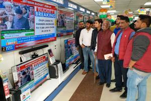 People watching union Interim budget at the shop in Patna on Friday, February 1, 2019.(AP Dube / HT Photo) People watching union Interim budget at the shop in Patna on Friday, February 1, 2019.(AP Dube / HT Photo)