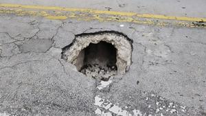 Road workers in Florida sent out to repair a sinkhole discovered the tunnel leading to a nearby bank.(AFP PHOTO / FBI MIAMI) Road workers in Florida sent out to repair a sinkhole discovered the tunnel leading to a nearby bank.(AFP PHOTO / FBI MIAMI)