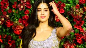 Actor Janhvi Kapoor arrives at Ranveer Singh and Deepika Padukone's wedding reception at Grand Hyatt hotel in Mumbai.(IANS) Actor Janhvi Kapoor arrives at Ranveer Singh and Deepika Padukone's wedding reception at Grand Hyatt hotel in Mumbai.(IANS)