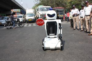 The robot will be first introduced at the road safety week carried by the traffic team from February 4 to 10.(PRAFUL GANGURDE/HT PHOTO) The robot will be first introduced at the road safety week carried by the traffic team from February 4 to 10.(PRAFUL GANGURDE/HT PHOTO)
