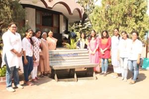 Students and teachers of St Teresa’s Institute of Education, Santacruz stand besides the bench made from used Tetra Pak cartons.(HT PHOTO) Students and teachers of St Teresa’s Institute of Education, Santacruz stand besides the bench made from used Tetra Pak cartons.(HT PHOTO)