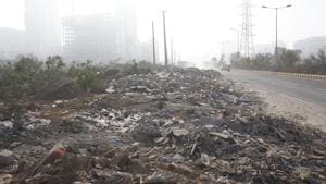 Residents of Gurugram’s Sector 67 say the size of the dump has been increasing for two years now, and has not been removed despite the NGT issuing directives to that effect over a year ago.(Yogendra Kumar/HT Photo) Residents of Gurugram’s Sector 67 say the size of the dump has been increasing for two years now, and has not been removed despite the NGT issuing directives to that effect over a year ago.(Yogendra Kumar/HT Photo)