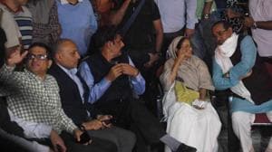 Police coimmissioner Rajeev Kumar(extreme left) with Chief Mnister Mamata Banerjee at dharna in front of Metro station at Esplanade on Sunday night.(Samir Jana/HT PHOTO)